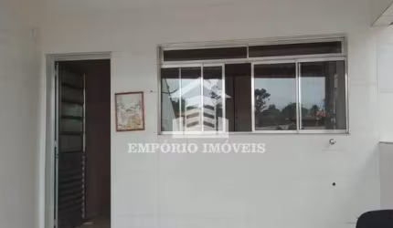 aluga - se  casa  com três comodos  por  C$1.000,00