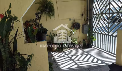 Casa com três dormitórios sendo um suite e vaga de garagem o/ 2 carros