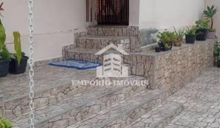 Casa com dois dormitórios e garagem para dois carros em Barro Branco.