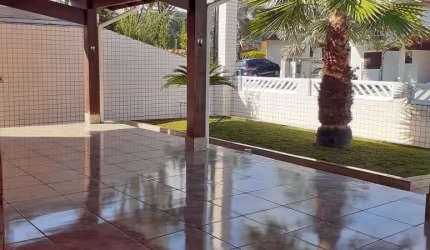 Casa a venda condomínio fechado com  504² | 4 quartos sendo 3 suítes |  piscina e area gourmet .