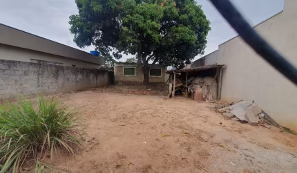 Ótimo terreno, com edícula, com Sala, Cozinha e Banheiro, quintal grande, murado e portão.