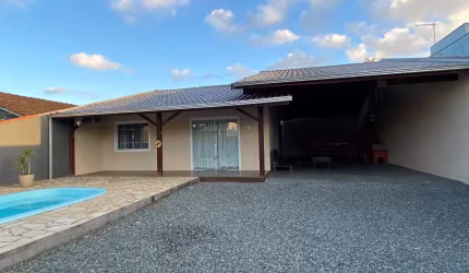 Casa com piscina em Piçarras