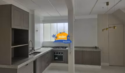 Cobertura duplex à venda na quadra da praia em Bertioga-SP, 3 suítes,  2 vagas, 141m² de área.