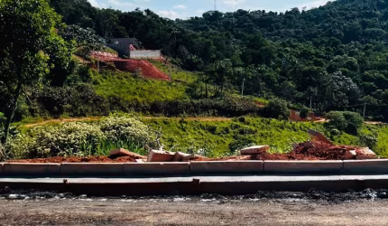 HE Invista num terreno bacana com fácil acesso!