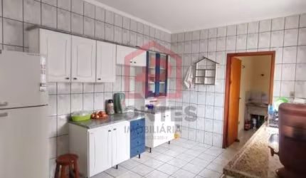 Casa com 3 quartos à venda na Vila Paraíso (Rubião Junior), Botucatu  por R$ 595.000