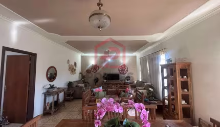 Casa com 3 quartos à venda no Centro, Botucatu  por R$ 400.000