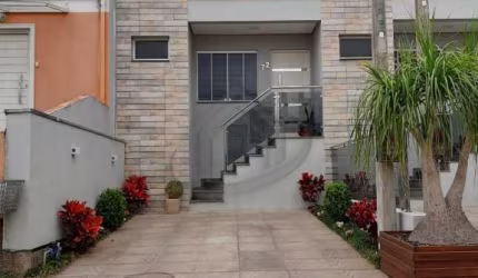 Vende maravilhoso sobrado no Lagos de Nova Ipanema, com 148m² privativos, 3 dormitórios sendo 1 suíte, living 2 ambientes, lareira ecológica, lavabo, cozinha modelo americana mobiliada, piso em porcel