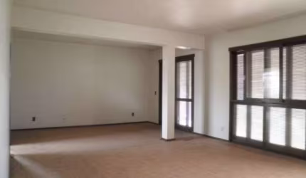 Apartamento 3 dormitórios no bairro Vila Ipiranga em Porto Alegre: Três dormitórios, sendo 1 suíte com sacada, living amplo com sacada, 1 vaga de garagem. Condomínio baixo, junto a Av. do Forte e próx