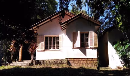 Vende-se  bela casa com 3 dormitórios, 1 suíte, living grande, cozinha, área de serviço, 4 vagas garagem. Em um terreno grande medindo  3.303m² com praia própria. O terreno serve para construção de co