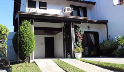Vende maravilhosa casa em condomínio fechado, com 3 dormitórios, 1 suíte, 3 banheiros, 2 salas, churrasqueira, com salão de festas, pátio. Fica móveis sob medida. Infra completa, portaria 24 horas. Im