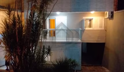 Vende maravilhosa casa no bairro Glória, com 200 m² privativos, detalhes de acabamento moderno e de extremo bom gosto , com 2 dormitórios, sendo 2 suítes e uma delas com sacada, closet e banheira de h