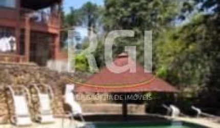 Mansão com todos os recursos, composta de amplo hall de entrada, sala de cinema, lavabo, quatro dormitórios amplos, uma suíte master, dois banheiros privativos. Vista de todos ângulos. Duas salas de e