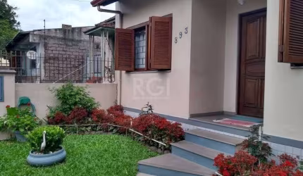 Casa 2 pisos, 04 dormitórios, no Jardim Itu, em Porto Alegre/RS.&lt;BR&gt;No térreo são 130m², contendo 01 sala ampla, 01 dormitório (suíte), 01 sala de TV, cozinha e lavanderia separada, banheiro soc
