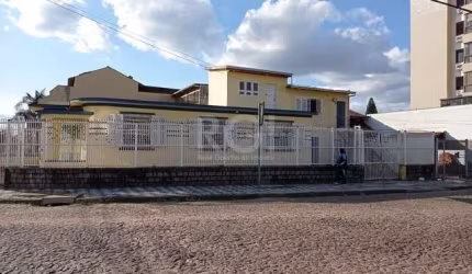 Ampla casa no Bairro Passo D' Areia. Casa com peças amplas, 3 dormitórios, 2 banheiros, sala, cozinha e patio&lt;BR&gt; Parte superior com terraço, 1 dormitório, cozinha e banheiro. 04 vagas de garage