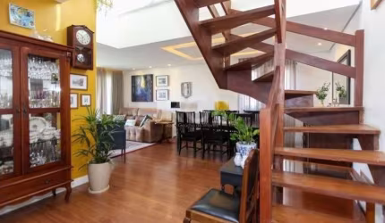 Vende-se cobertura, ensolarada, modernizada, 3 quartos (dormitórios) com suíte, closet, 2 vagas cobertas, piso dos banheiros aquecidos, living amplo em 2 ambientes, com sacada, copa e cozinha, área de
