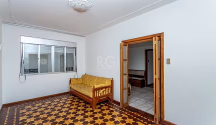 Ótimo e amplo apartamento no Bom Fim, próximo da Redenção, fundos, com 105m² privativos, de 3 dormitórios, desocupado. Possui hall de entrada, living amplo, sala de jantar, 3 dormitórios espaçosos, ba