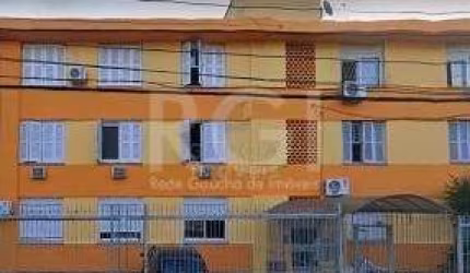 Apartamento de 3 dormitórios  reformado, piso laminado,, living, cozinha americana, área de serviço, banheiro grande e excelente posição solar.&lt;BR&gt;Imóvel bem localizado no bairro  Parque São Seb