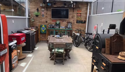 Casa 3 dormitórios, no bairro Guarujá, Porto Alegre/RS       &lt;BR&gt; &lt;BR&gt; Sabe aquela casa charmosa e com estilo Vintage, aqui vc encontra tudo isso e muito mais!&lt;BR&gt;A casa possui 107,4