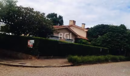 Excelente casa de esquina com 500m² privativos, no bairro Jardim Lindóia, podendo ser comercial, e possibilidade de prédio. &lt;BR&gt;Ótima localização. &lt;BR&gt;Agende sua visita!