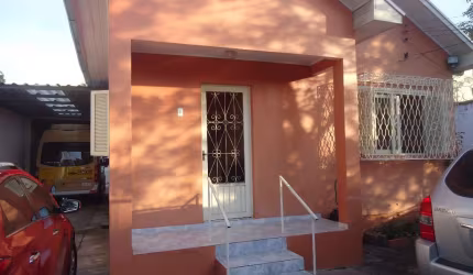 Casa térrea 2 dormitórios, nos fundos do terreno, living, cozinha, área de serviço separada, banheiro social, banheiro auxiliar, 01 vaga fechada, com 100m² de área privativa.&lt;BR&gt;Casa térrea 3 do