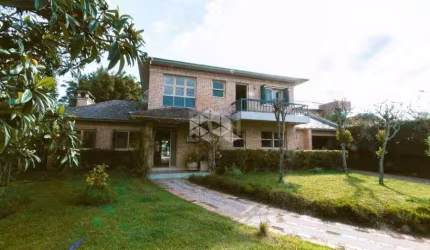 Espaçosa casa na ilha das flores, living para 4 ambientes, Sacada, Lareira, Espaço churrasco, lavabo, piscina térmica, 3 suítes com sacada, lavanderia, calefação, gerador, horta, junto a natureza e vi