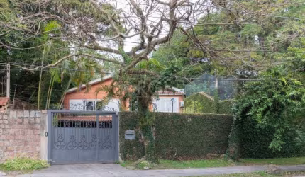 Casa com estilo Rustico na  av guaíba  em frente  Sava clube , 4 dormitórios -2 suítes - living com 40  m² , lareira , split em todas as peças, copa cozinha , churrasqueira , área de serviço , lavande