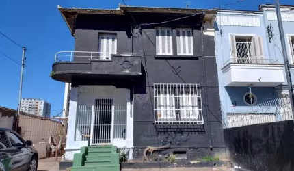CASA COMERCIAL E RESIDENCIAL COM DUAS ENTRADAS INDEPENDENTES | 2 VAGAS&lt;BR&gt;Situado em área nobre na divisas dos bairros Azenha e Farroupilha, próximo ao Centro de saúde Modelo. Casa imponenente d