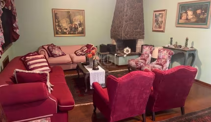 Vende-se casa em ótima localização, 3 quartos (dormitórios) com suíte e 5 vagas de garagem, 2 pavimentos, peças amplas, dependência de empregada, depósito, escritório, lavanderia, 1º piso, living com 