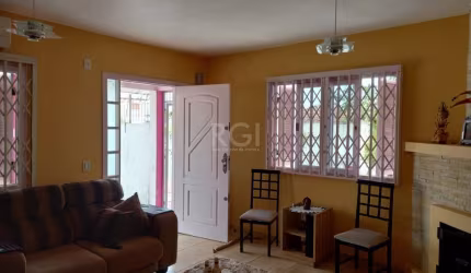 Ótima casa, com fino acabamento, 2 dormitórios sendo 1 suíte, banho social, cozinha,  sala e peças  amplas.&lt;BR&gt;Nos fundos tem um apartamento de 1 dormitório podendo transformar em 2 dormitórios.