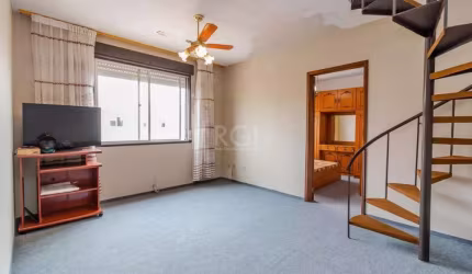 Cobertura com 1 suíte e possibilidade para um segundo quarto. Imóvel reformado. Ficam todos móveis e eletrodomésticos.