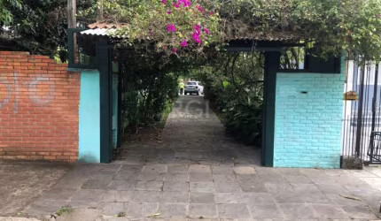 Ótimo sobrado estilo sitio em terreno com 760 m²,  local muito silencioso, 3 dormitórios, sendo um térreo, living 2 ambientes, 2 banheiros sociais, cozinha, com fogão a lenha, salão de festa integrado