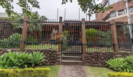 Casa espaçosa , semi mobiliada em frente praça, próximo ao Shopping Iguatemi e Bourbon Country. Com 263m2 privativos , 4 dormitórios ( 1 suite master com sacada), banheiro social,  living 2 ambientes 