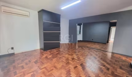 Vende-se casa ampla, desocupada, 4 dormitórios sendo 2 suítes, banho social, copa e cozinha, área de serviço independente, sala de estar com lareira, gabinete, depósito, vagas cobertas para carros, ch