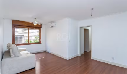 Ótimo e amplo apartamento no bairro Mont Serrat, com 92m² privativos, de frente, desocupado, de 3 dormitórios e vaga. Possui sala ampla para 2 ambientes, 3 dormitórios sendo 1 suíte, banheiro social, 