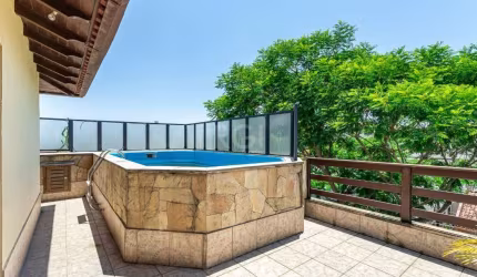 Ótima e ampla cobertura duplex no Sarandi, com 210m² privativos, de 3 dormitórios (podendo ser 4 dormitórios), 4 vagas e amplo terraço com piscina. Possui no térreo garagem fechada com 104m² privativo