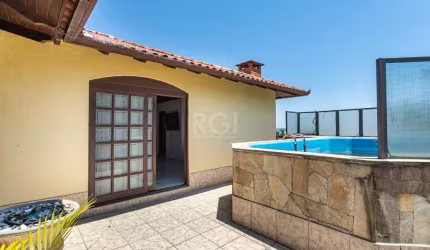 Ótimo e amplo apartamento duplex com cobertura no Sarandi, com 210m² privativos, de 3 dormitórios, 4 vagas e amplo terraço com piscina. Possui no térreo garagem fechada com 104m² privativos (escritura