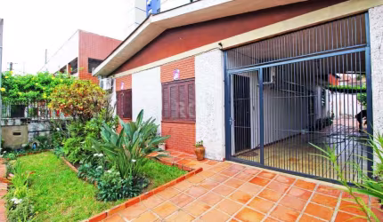 Linda casa à venda no bairro Jardim Itu em Porto Alegre. Com 120m² de área privativa e 300m² de área total, essa casa conta com 3 quartos, sendo 1 suíte, e uma ampla sala. A casa está localizada em um