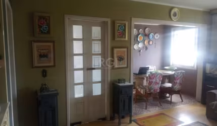Vende apto com 3 dormitórios, 1 suíte, 1 banho social, WC auxíliar,  área de serviço Grande separada,  cozinha americana,  Living 2 ambientes ,Todos cômodos  amplos, copa,  sacada aberta , 1 vaga de g