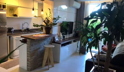 LINDO apartamento  SEMI MOBILIADO  com pátio. &lt;BR&gt;2 dormitórios (1 suíte), com mais 1 banheiro social e 1 vaga de garagem escriturada. Ele ainda possui um pátio, churrasqueira, gás central, piso