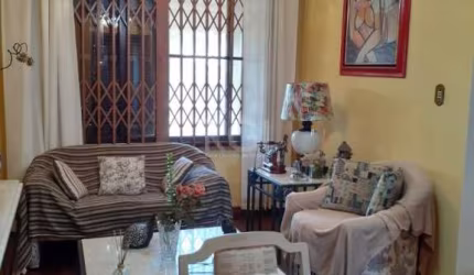 Vende-se bela casa, 3 dormitórios, suíte, banho social, hidro, sala de jantar, sala de estar com lavabo, lareira, sala de cinema, copa e cozinha, lavanderia, quiosque com churrasqueira, salão de festa