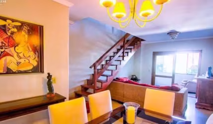 Cobertura de frente, 202 m² privativos, 3 dormitórios, suíte, living com dois ambientes, sacada em um dormitório e na sala, banheiro social, cozinha, área de serviço, água quente. &lt;BR&gt;    Andar 