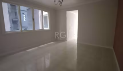 Vende apartamento 3 dormitórios, living 2 ambientes, cozinha ampla, dependência com banheiro, banheiro social, piso parquet, arejado.&lt;BR&gt;&lt;BR&gt;Condomínio oferece: Portaria 24 horas, elevador