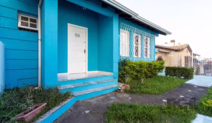 Excelente sobrado em alvenaria, com 201,33m² privativos, sendo no térreo 1 dormitório, living 2 ambientes, lavabo, sala de jantar, ampla copa/cozinha, churrasqueira, garagem fechada para 2 carros e es