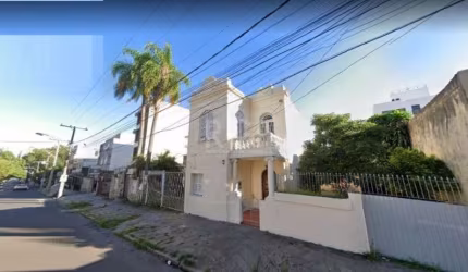Em excelente localização na Rua Liberdade, imóvel comercial ou residencial, no coração do bairro Rio Branco, quase esquina com a Rua Mariante, sobrado composto de living 2 ambientes no térreo, gabinet