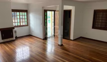 Ótima casa no Jardim Botânico, ao lado do Bourbon Ipiranga, térrea, de alvanaria, com 183m² construídos em terreno com 278m², plano. Possui living amplo para 2 ambientes com lareira, lavabo, 2 dormitó