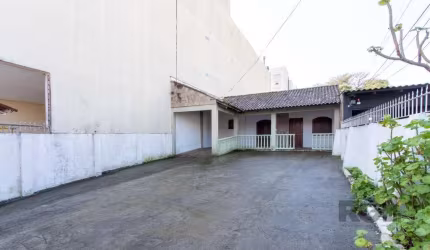 Em excelente opção de investimento no Bairro Tristeza, ótima residência térrea com 3 dormitórios, sendo 1 suíte com hidromassagem e um dos dormitórios transformado em 2, porém de fácil reversão. Ampla