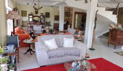 Excelente casa com ótima orientação solar, possui 4 dormitórios ,sendo 3 suítes com amplos closets, 2 sacadas, 4 salas de estar/ jantar, escritório, cozinha ampla, garagem cobertas para 16 carros, gal