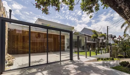Casa de três dormitórios, com suíte e duas vagas de garagem, no bairro Chácara das Pedras, em Porto Alegre.&lt;BR&gt;&lt;BR&gt;Esta casa, recentemente reformada, é uma perfeita combinação de modernida