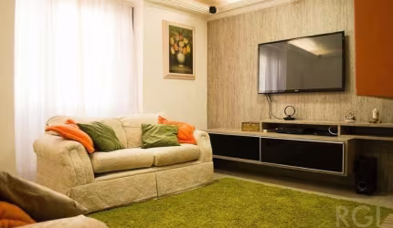 Excelente casa com 280 m2, distribuídos em 5 dormitórios , sendo um suíte com closet e banheira de Hidromassagem, cozinha com móveis planejados, lavabo, sala de jantar, sala de estar com lareira, no s