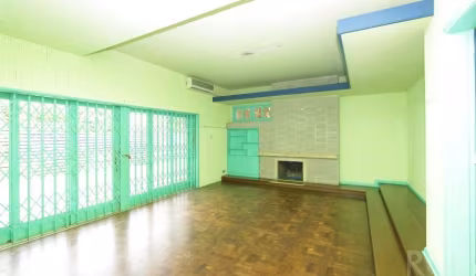 Excelente residencia 4 dormitórios, sala, cozinha, dependência completa, próxima a Protásio Alves, pode ser utilizada em várias atividades além de residência, no local funcionava uma escola, já teve o